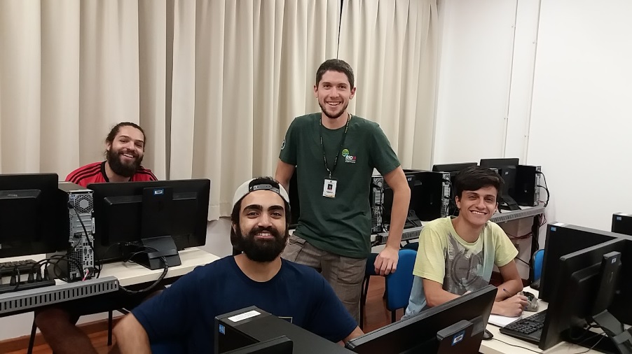 Figura 1. Os mais novos integrantes da equipe do FEBR: Matheus, ao fundo, Mikael, à frente, e Rander, à direita. Ao centro, Alessandro, coordenador do FEBR.